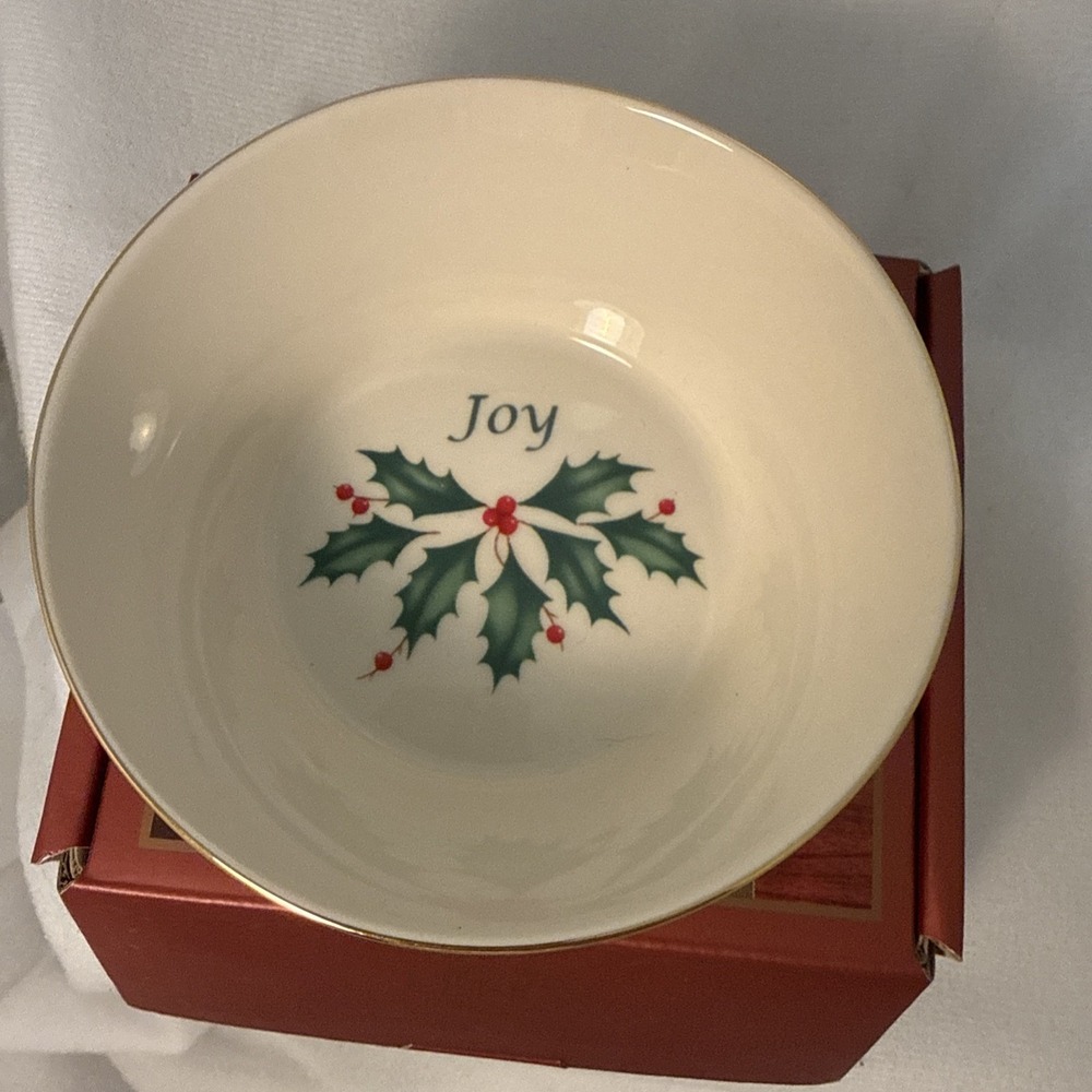 Lenox Winter Greetings 5 Inch Bowl Holly Red Berries "Joy" New In Box Never Used
